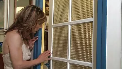 Morena en videos de asiaticas lesbianas bragas de color rosa está hablando por teléfono.