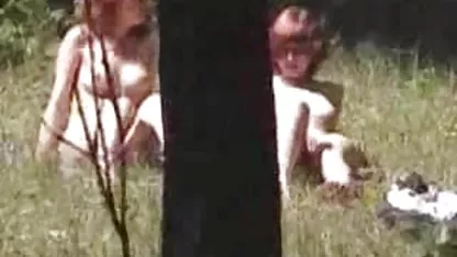 Rubia peliculas xxx japonesas sin censura en la playa acaricia su cuerpo
