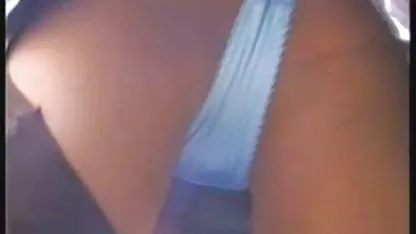 Sexy mamá mujeres orientales teniendo sexo follada en el césped del vecino