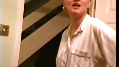 Cachonda mujeres asiáticas peludas chica en negro quiere un par de miembros en el culo