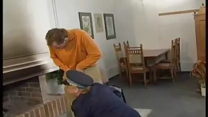Chica joven doblado en un cafe video incesto asiatico