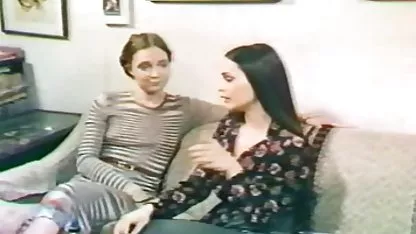 Blondie con madre e hija japonesa topes de látigos a sí misma en el culo