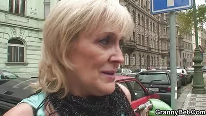 Macho caliente se folla a una chicas orientales xxx rubia con un collar alrededor de su cuello