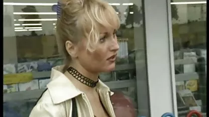 Joven rubia goza de cunnilingus y monta una japonesxxx polla