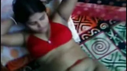 Dos lesbianas en el sofá, tomó un consolador y comenzó a masturbarse ver japonesas xxx