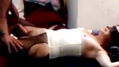 Tio japones xnxx llama a una rubia para configurar una antena para él