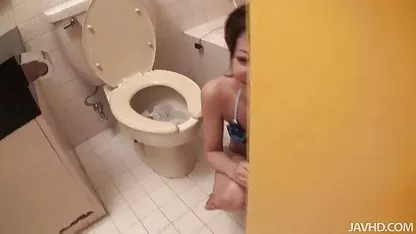 Consolador sexo en bus japonesas en el coño de una hermosa morena