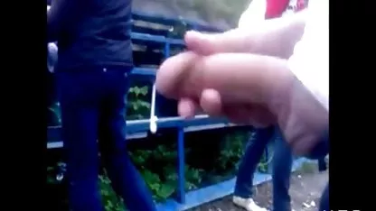 Niña ucraniana relajado en la videos de mujeres asiáticas naturaleza