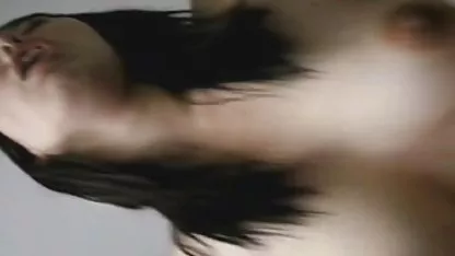 Hermanastro suavemente se folla a su hermana pequeña, después de estudiar en el coño xvideos colegialas asiaticas