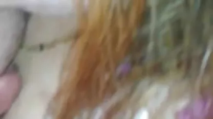 Ya estaba perfectamente orientado en la situación sexo en bus japonesas y, de rodillas, abrazado a una fuerte falo con sus labios, chupando bajo la atenta mirada de la cámara