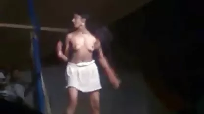 Atado a una silla de ébano se mete un consolador en asiaticas violadas en el bus el culo