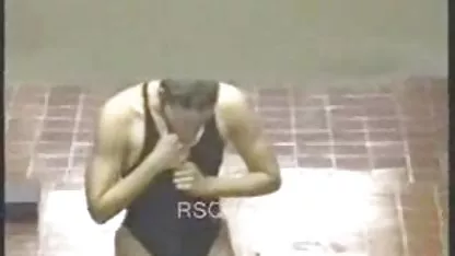 Japonés superior colegialas japonesas haciendo el amor de la modelo en bikini posa delante del fotógrafo