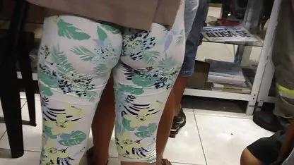 La niña en videos asiaticas cuerpo arte satisface un hombre