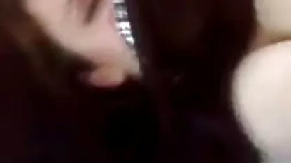 Una hermosa secretario mom japonesa xxx salió con un cliente a la naturaleza y tuvieron sexo en la campana