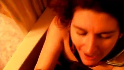 El japonesa linda xxx marido hace el negro a pie desnudo en el apartamento
