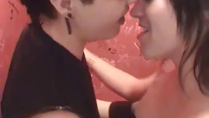 Dormir caliente mamá. Ella está gordas asiaticas xxx en la cama con un macho que con pasión tira de ella en su polla gorda