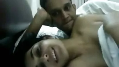 Perra muestra su cuerpo a videos de japonesas tetonas la cámara y se excita el operador