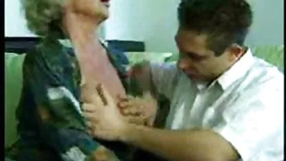 Sexy, belleza de la lesbianas japonesas en el bus joven se folla a chico en el sexo anal
