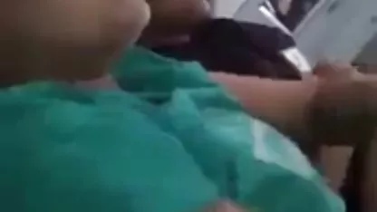 El joven sexualmente sentado en el sofá y admite francamente que a ella le encanta tener sexo y nunca de la mente de japonesa follada en tren cata macho jugo de amor