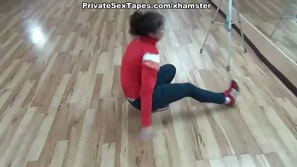 Desvestirse una puta, le ataron las manos a videos pornos caseros japoneses la cabecera, ataron las piernas y empezó a follar la vaquilla de cara a cara, acostado ella a través de la litera