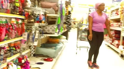 Perra joven se quita sus pantalones cortos en el videos de japonesas borrachas sofá