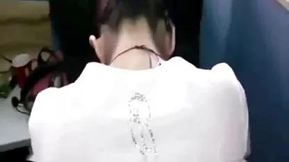 La perra se masturba mientras se está videos japoneses eroticos sentado en una silla