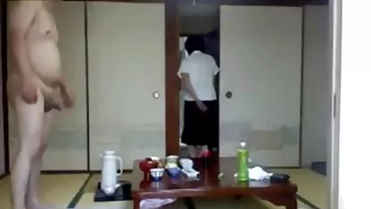 Chico lindo juega con una polla en la cámara y se masturba él japonesas desnudas xxx